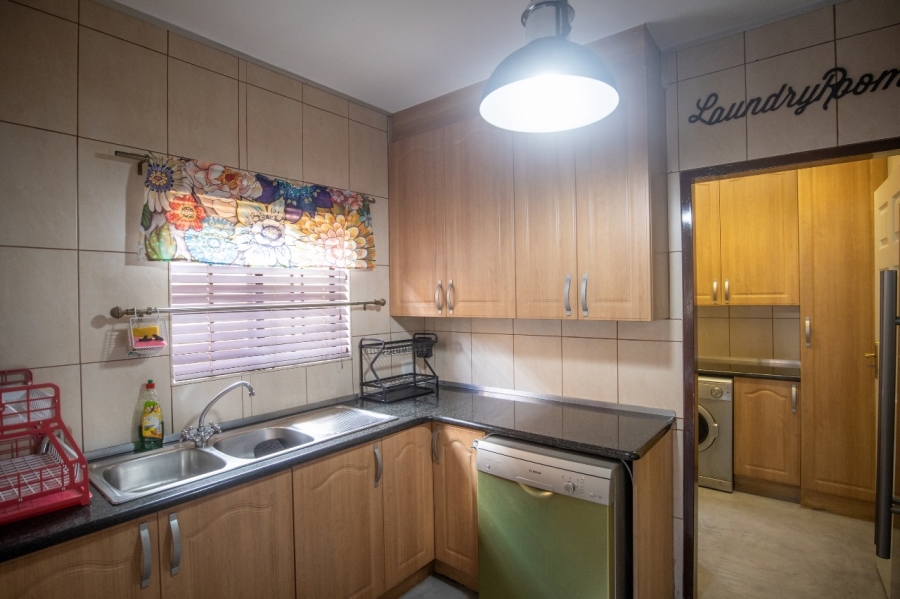 5 Bedroom Property for Sale in Safari Gardens North West